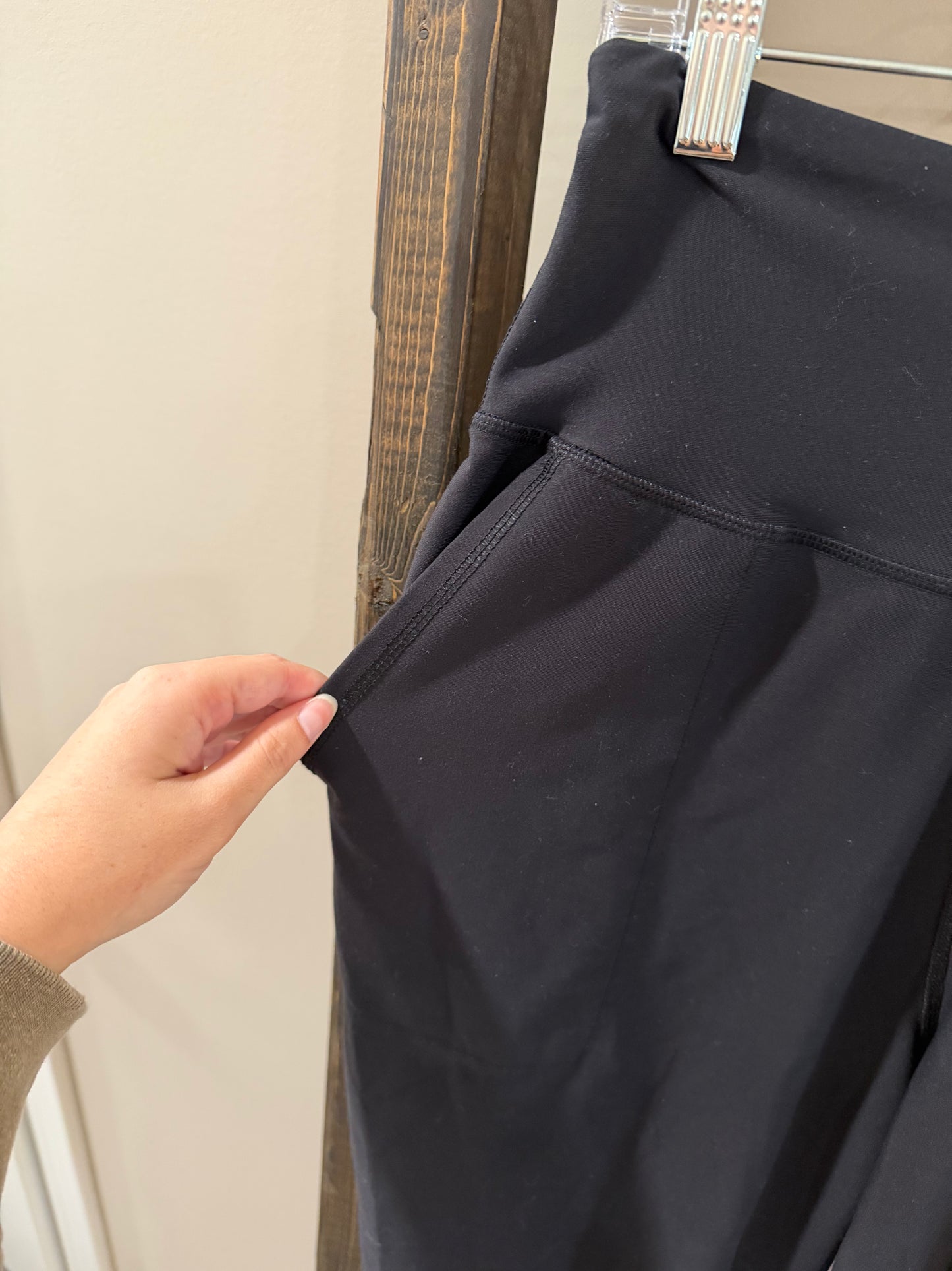 Size Large Old Navy Black High Rise Leggings with Pockets