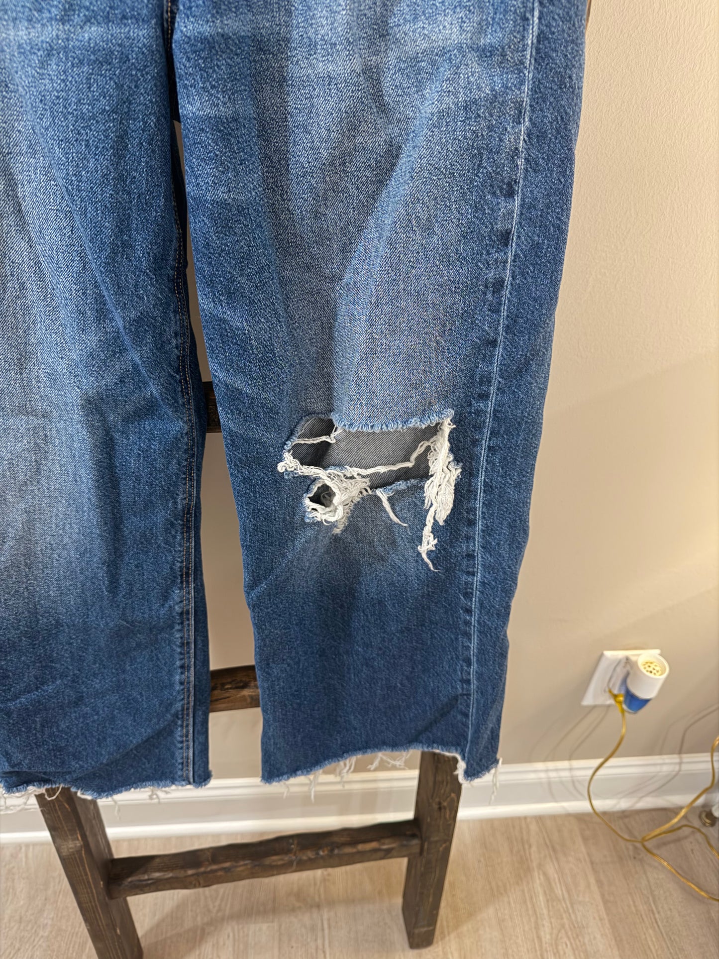 Size 8 American Eagle Distressed Low Rise Skater Jeans