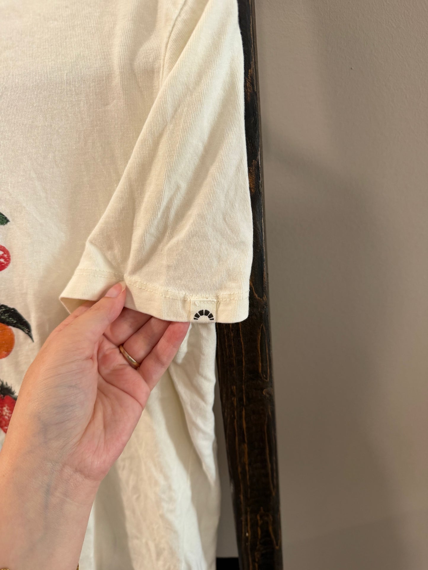 Size Large C&C California Cream Fruit Graphic Tee