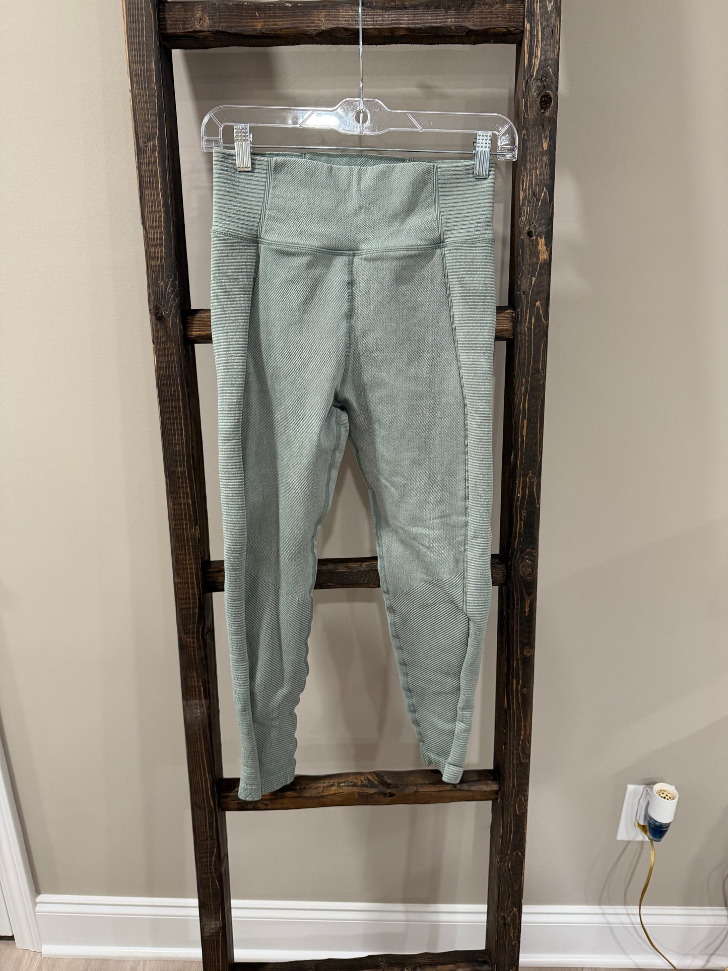Size Medium Offline by Aerie Green Ribbed Leggings