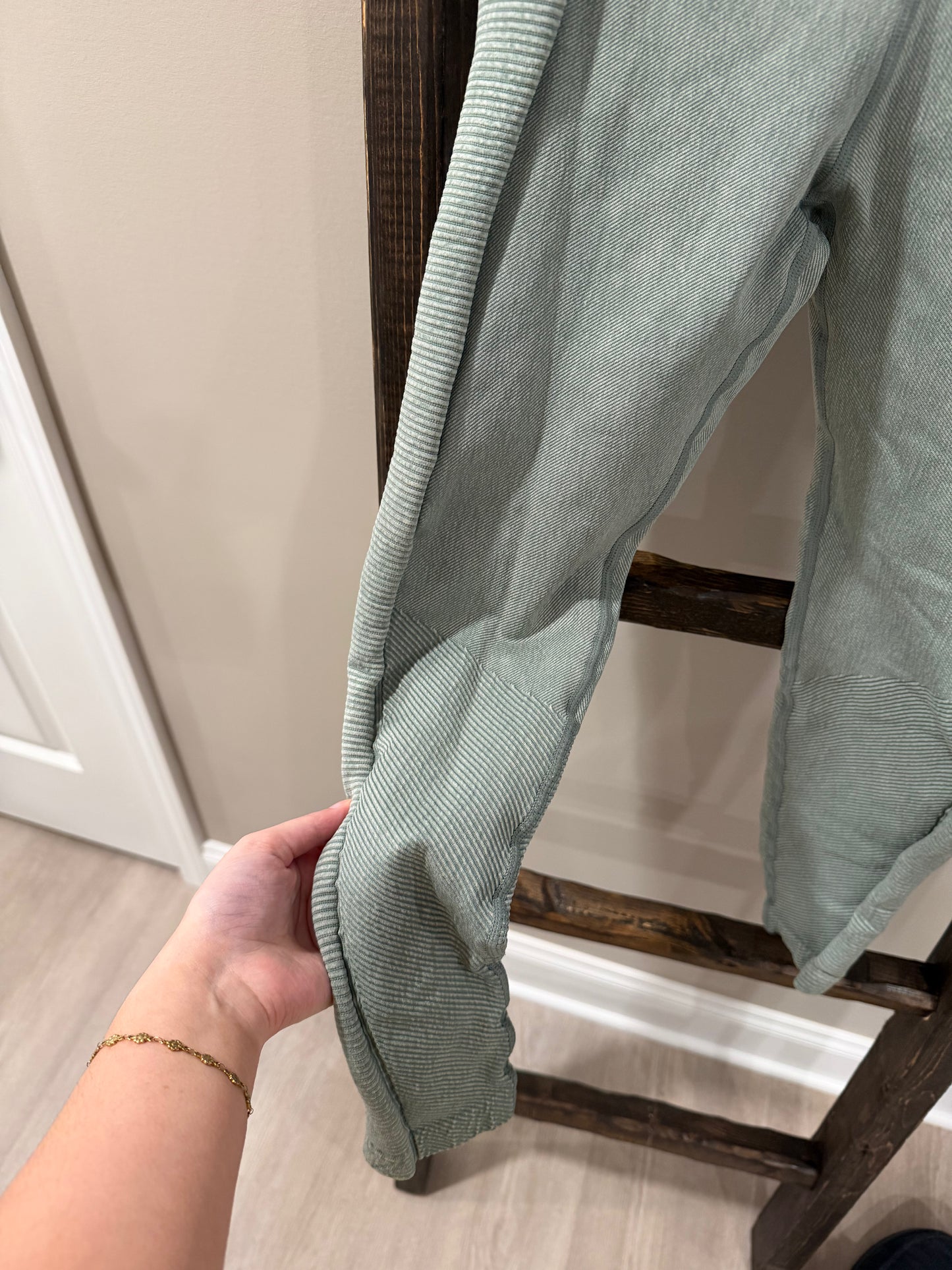 Size Medium Offline by Aerie Green Ribbed Leggings