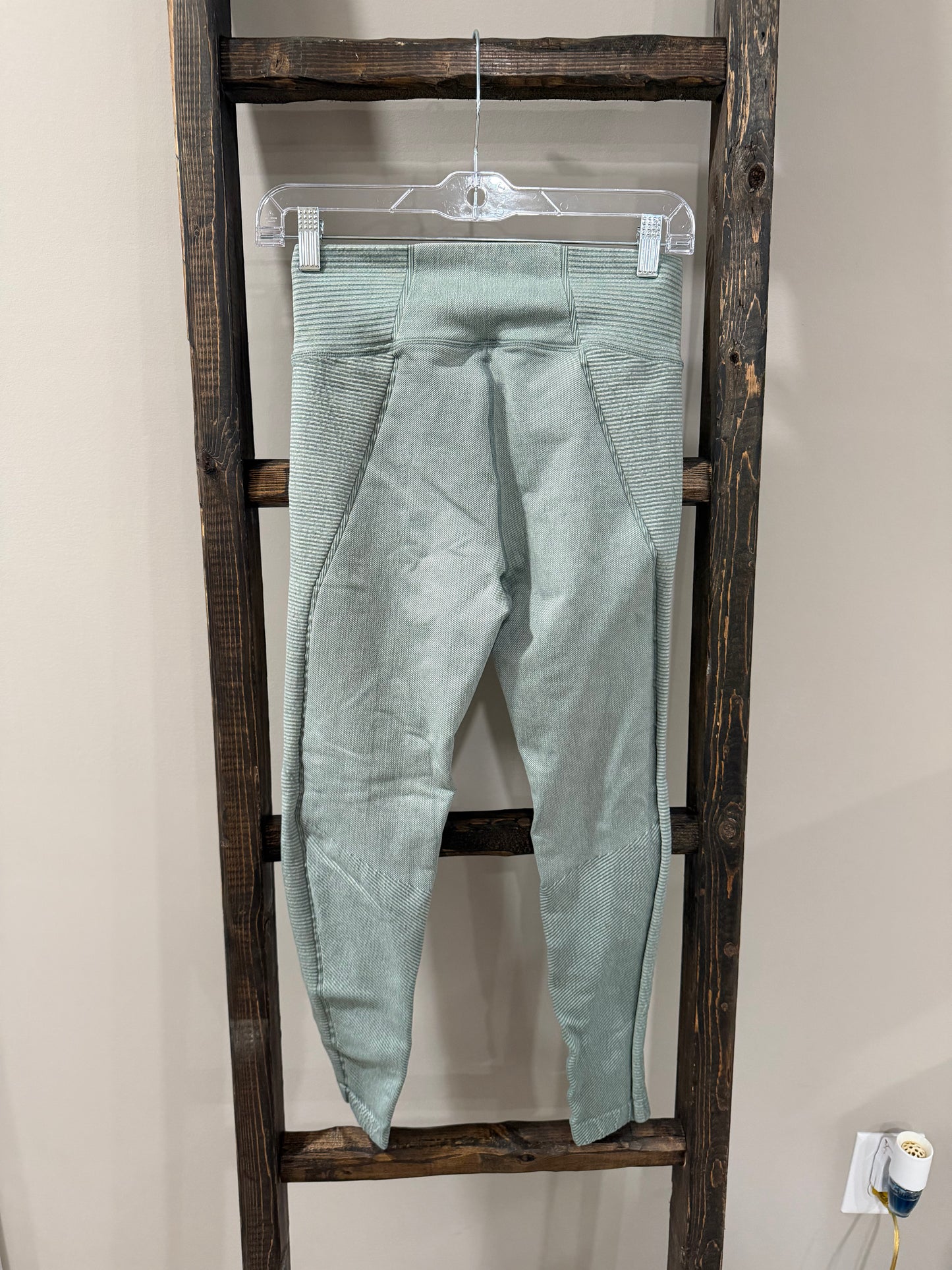 Size Medium Offline by Aerie Green Ribbed Leggings