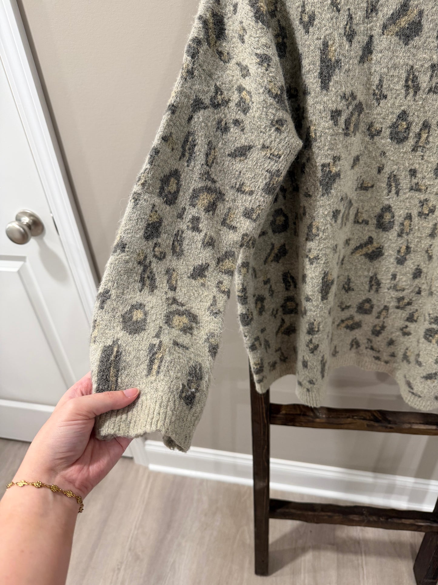 Size Medium Easel Animal Print Oversized Sweater