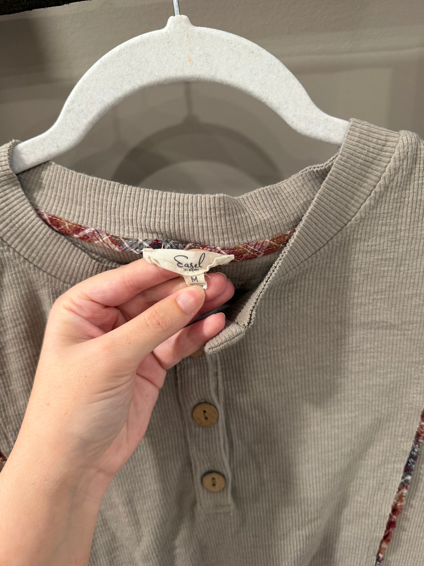 Size Medium Easel Long Sleeve Thermal Henley Top