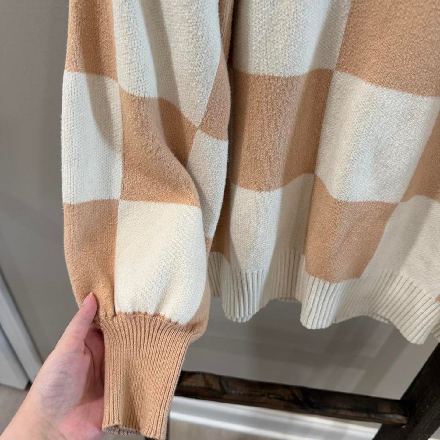 Size Large Zesica Checkered Sweater