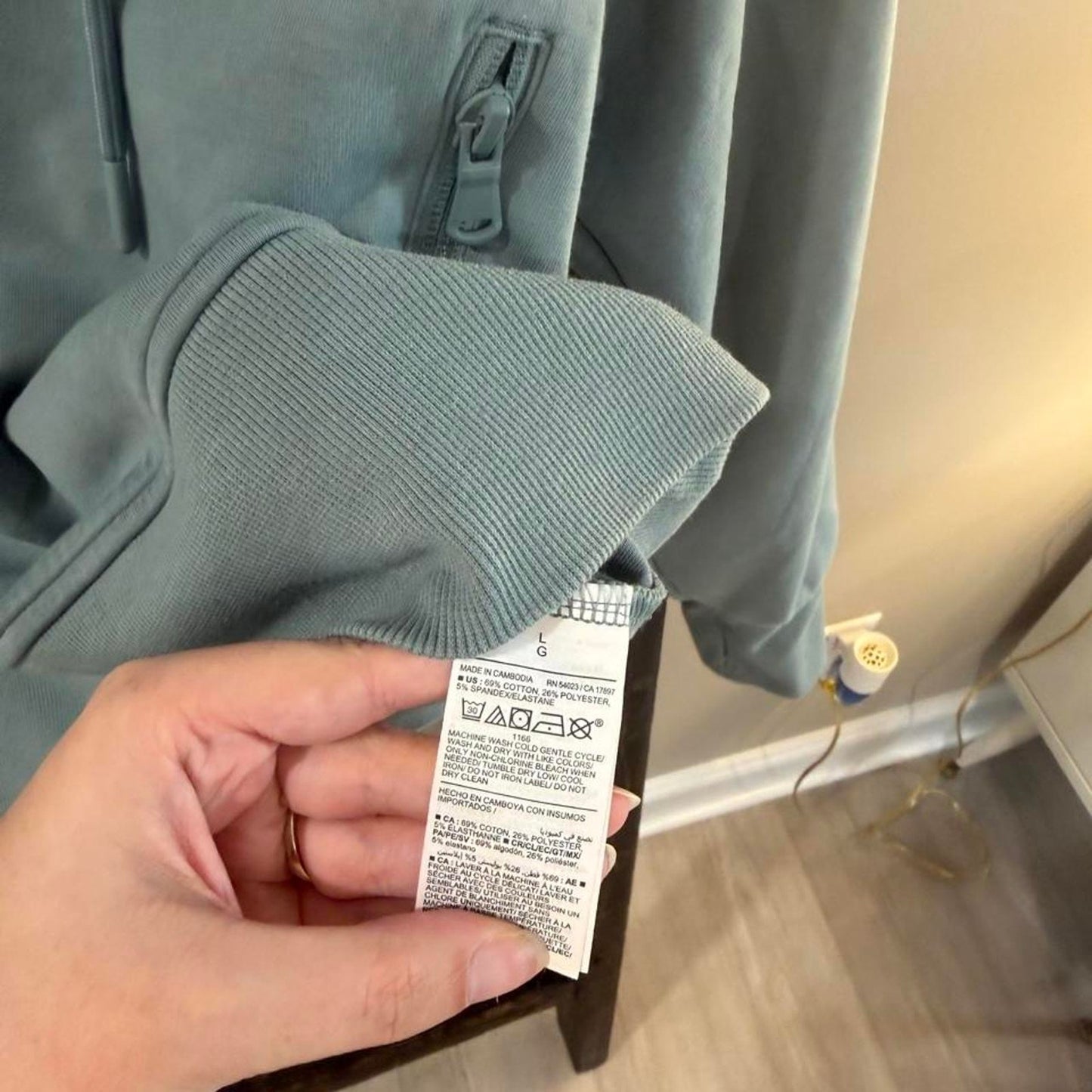 Size Large Old Navy Quarter Zip Cropped Sweatshirt